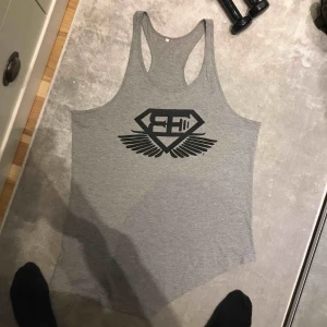  - Body engineer linne grått, som dom flesta BE linnen även denna har en schysst cut nertill 