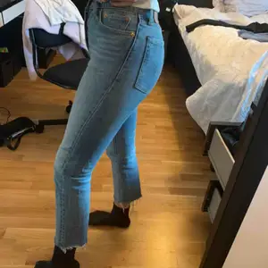 Jeans från levis, nypris 1200kr. Knappt använda o sitter som en smäck. 