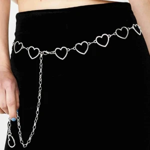  - Silvrig kedja med hjärtan som kan användas som bälte. 102cm med kedjan inräknat, bara hjärtan är ca 74cm. Frakt ingår i priset💗 Från dolls kill 