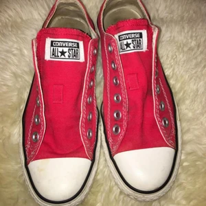  - Sparsamt använda converse i röd färg. C