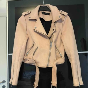  - Populär jacka från zara, använd få tals gånger, står ej för slarv, Köpare står för frakten! 