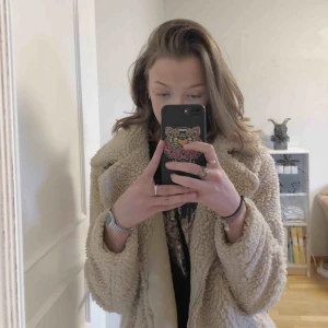  - Nu är det dags för mig att sälja min FAVVISJACKA 🥺 Teddyjacka köpt på H&M typ förra säsongen, men nu är det dags för mig att skicka den vidare. Fint skick och väldigt varm och skön till vintern 🙌🏼 Nypris cirka 500kr. 
