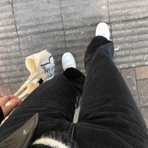  - Säljer mina fina jeans från Weekday - modellen ACE, storlek 25/32 (alltid slutsålda!)💫 Fett goa och supersnygga till streetwear eller fjårtizwear 💕