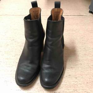 Svarta ankel boots från Åhléns i äkta läder. Storlek 37. Jätte fina till jeans och till fest 🎉 