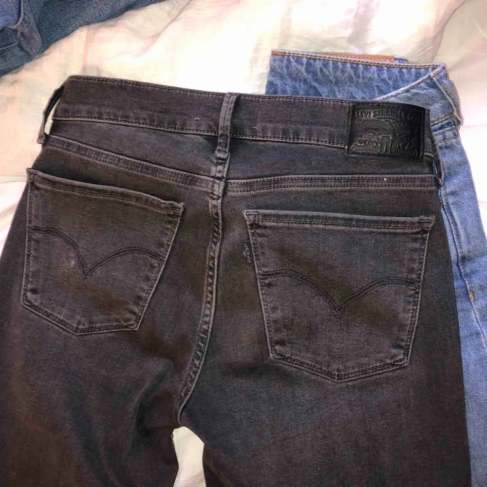 Säljer mina 701 super skinny Levi’s jeans som tyvärr inte kommer till användning av mig. Väldigt bra skick då jag inte använt dom så mycket. Nypris: 1095 kr! Hör gärna av er 🥰💜. Jeans & Byxor.
