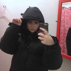  - Oversized puffer jacka, svart, bra skick men inte oanvänd. Vi delar på frakten :)