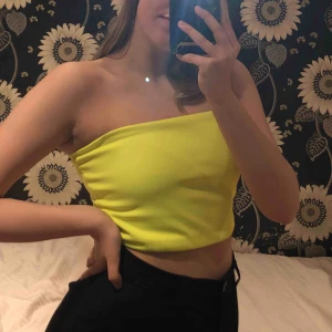  - Ganska nyköpt via internet neon gul/grön croptop som sitter väldigt skönt. Använd endast en gång. Säljer pga ingen användning av den då jag köpte den för ett tillfälle. Pris går att diskuteras!