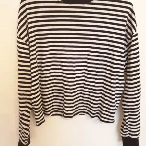  - Säljer en basic svart vit randig tröja. Fint skick förutom en lite fläck som man kan se på tredje bilden. Kan mötas i stockholm eller frakta för 30 kr 😊