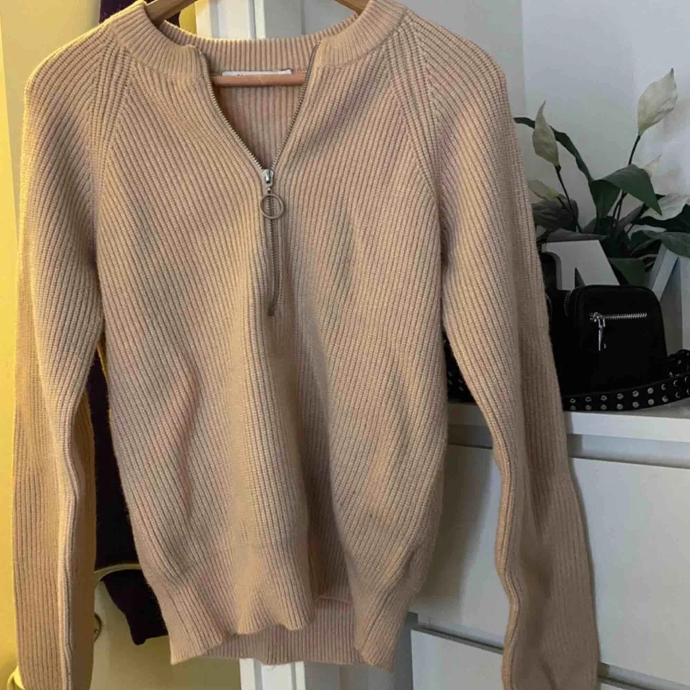 Säljer denna tröja ifrån nakd! Använd 1 gång endast, som ny 🥰 köparen står för frakten!!. Tröjor & Koftor.