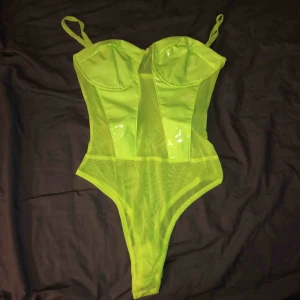  - Neonfest? Well här är den perfekt toppen. Neon body från boohoo använd en gång. Älskar den men har ingen användning för den. Liten i storlek passar s/36 