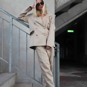  - Blazer och byxor från Ginatricot x AERYNE.  Oanvänd förutom på denna bild. Blazern är i strl S och byxorna strl M . Spårbar frakt tillkommer 95kr