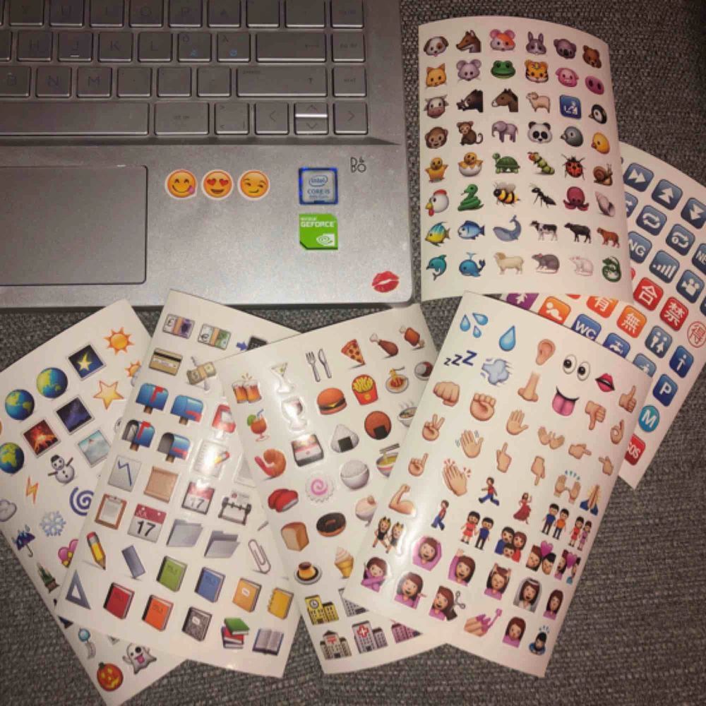 Emojis 6 ark, gratis frakt! Kan användas till laptopp, böcker, mobilen osv😋 Finns fler i mina andra inlägg!💕. Övrigt.