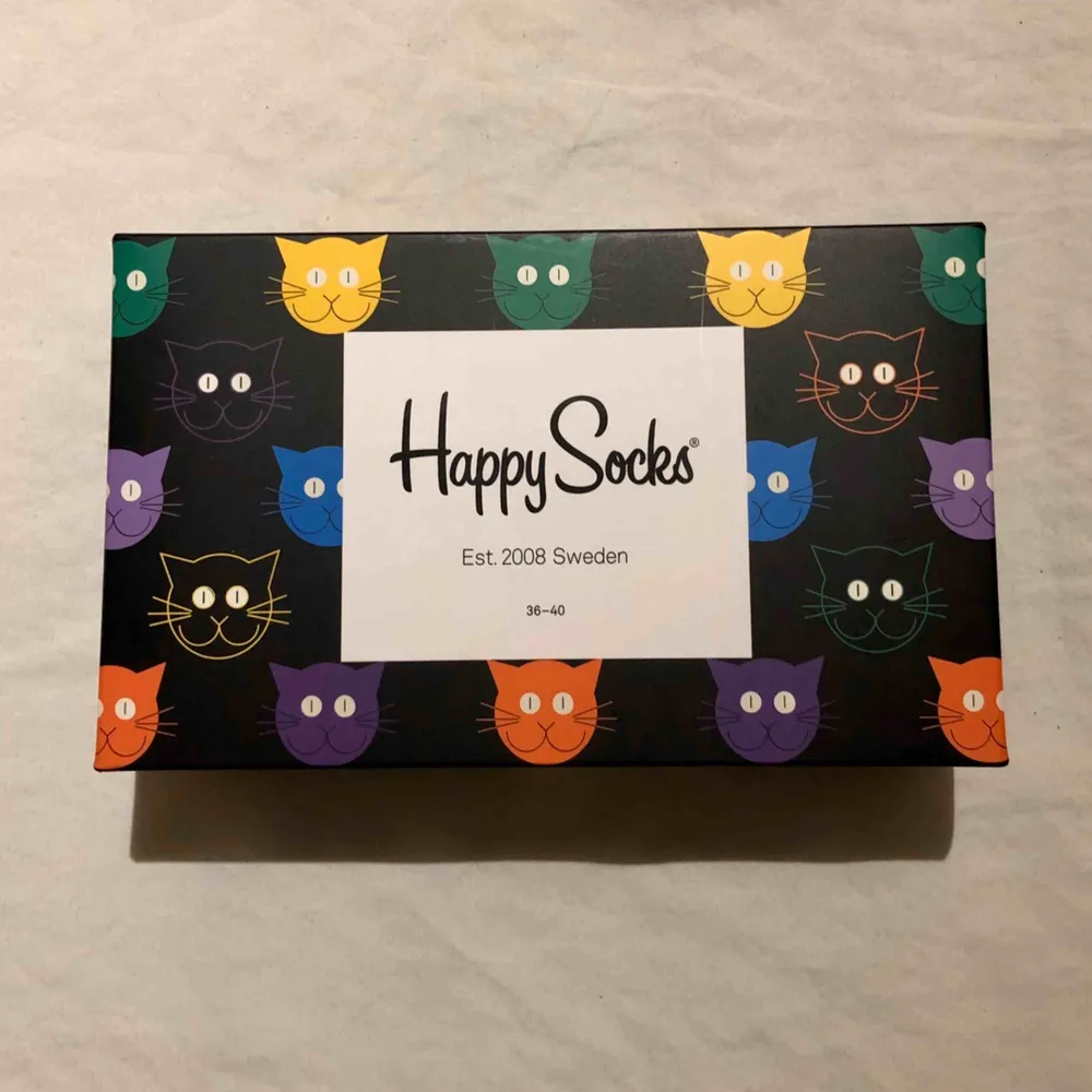 Oanvända och helt nya strumpor med katter från Happy Socks! ”Cat Gift Box” nypris 279kr. Säljer pga inte min stil💞 3-pack: ett par rosa, ett par svarta och ett par blå!. Accessoarer.