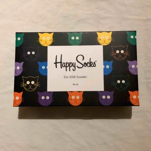  - Oanvända och helt nya strumpor med katter från Happy Socks! ”Cat Gift Box” nypris 279kr. Säljer pga inte min stil💞 3-pack: ett par rosa, ett par svarta och ett par blå!