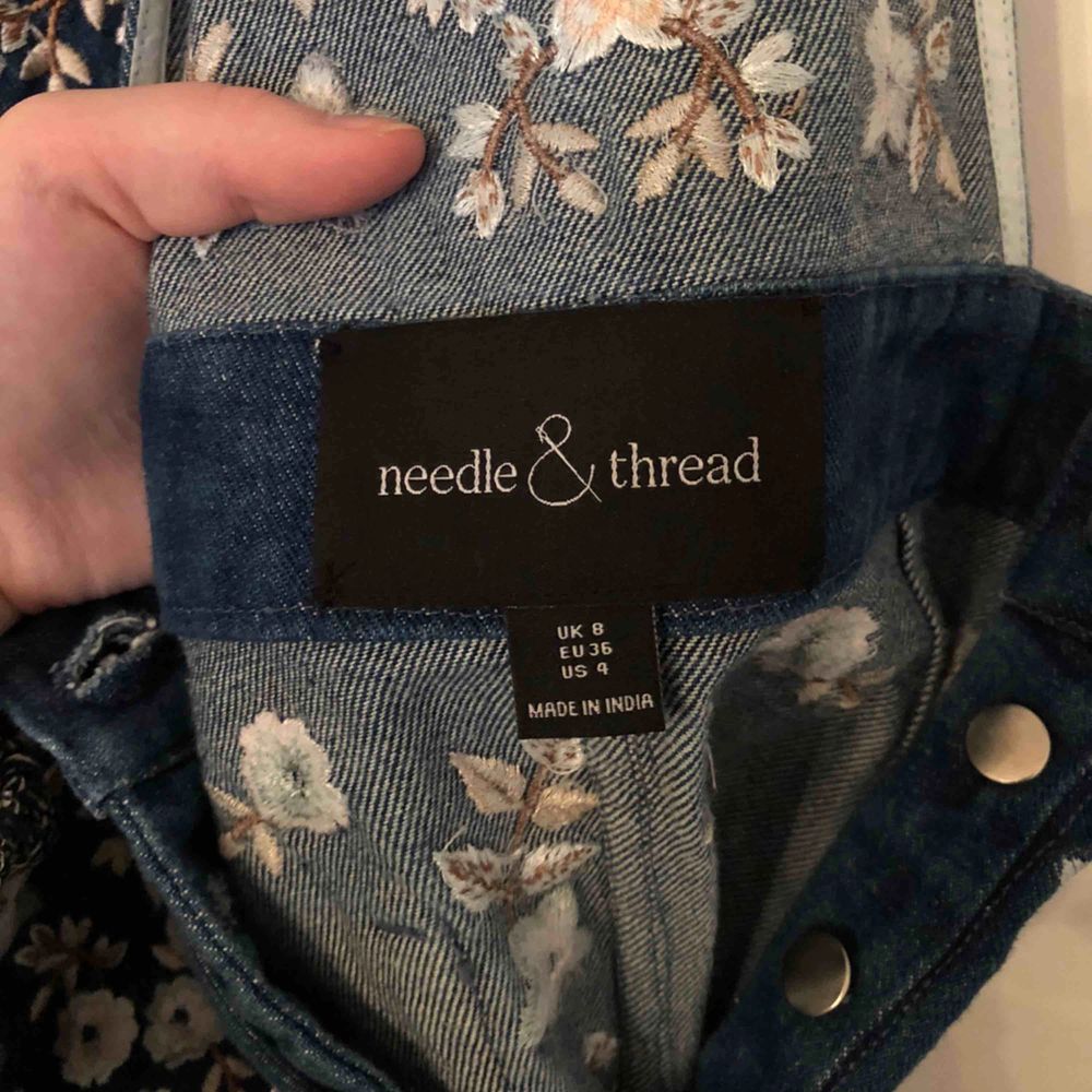 En helt ny Needle & Thread jeans kjol med broderade blommor på. Nypris ligger på ca 4000kr, går att googla om du är osäker. Inga lösa trådar eller knappar som saknas. (Inte inklusive frakt, det står köparen för!). Kjolar.