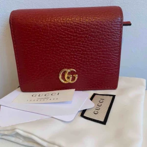  - Mkt fint skick äkta gucci cardholder med myntfack. Liten men ändå mkt rymmig. slutsåld online i rött!! nypris i färg svart som finns idag 2950kr   kommer med box dustbag   swish och postnord skicks lätt 