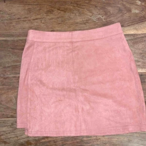  - Använd endast en gång, säljes pga att jag känner mig obekväm i kjol den är super fin på och bekväm.  Kan skickas men köparen står för frakten