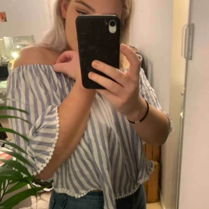  - En randig blus, perfekt till sommaren.  Har ett väldigt luftigt & lent material.  Prislappen finns kvar & den är aldrig använd. 