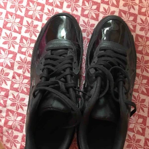  - Nike Air Max, svarta med lack. Mycket sparsamt använda.