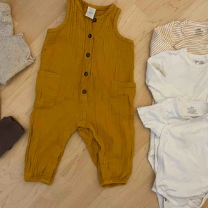  - Fina barnkläder i storlek 74. Liten fläck på de bruna byxorna, se bild. Skickas mot frakt eller mötas upp.