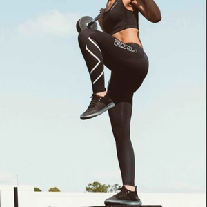  - Så snygga träningstights från 2xu. Inga defekter inprincip som nya. Ganska små i storleken. Allt det silvriga på byxorna är reflexer. Nya kostar runt 1000kr. 