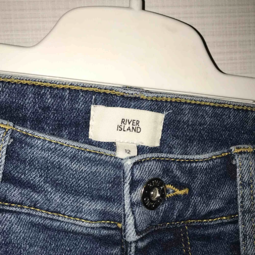 Blåa jeans med rand på sidan 😊😊😊 kan såklart fixa bättre bilder om du kontaktar mig🤩🤩. Jeans & Byxor.