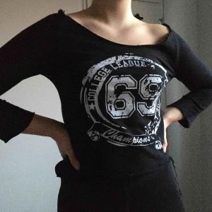  - Svart off shoulder tröja med tryck 
