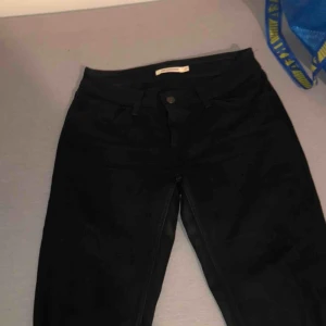  - Säljer mina favorit byxor som är för små!! Äkta Levis byxor i färgen svart, köpta i usa 2018 Modell= 535, super skinny  Byxorna är väl använda under ca 1 års tid Nypris 900kr, säljer för 300kr   Köparen står för frakten:)