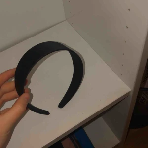  - Ett oanvändt svart as snyggt diadem, säljes pga inte är min stil 🥰 liten frakt tillkommer