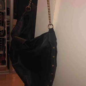  - Skinnväska från H&M. Gulddetaljer med guldiga knoppar på siden. Fint skick🌸