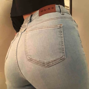  - Skinny high waist destroyed jeans från NA-KD. Har knappt jeans på mig längre så har använt dessa Max 5 gånger, så de är i mycket fint skick.  Köparen står för frakt eller så möts jag upp i Örebro😃