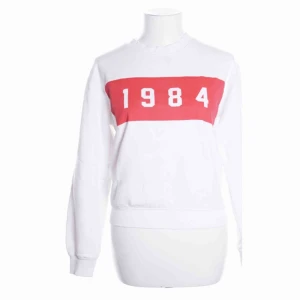  - En vit collegetröja från bikbok med rött märke. Super skön och i bra skicka. Funkar lika bra på S OCH XS.