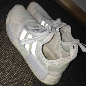  - Kollar intresset på mina vita NMD, strl 39 men kanske något små i strl, så passar säkert större 38 också!  Bra skick förutom en söm som lossnat, går att sy. Tvättas innan självklart!  