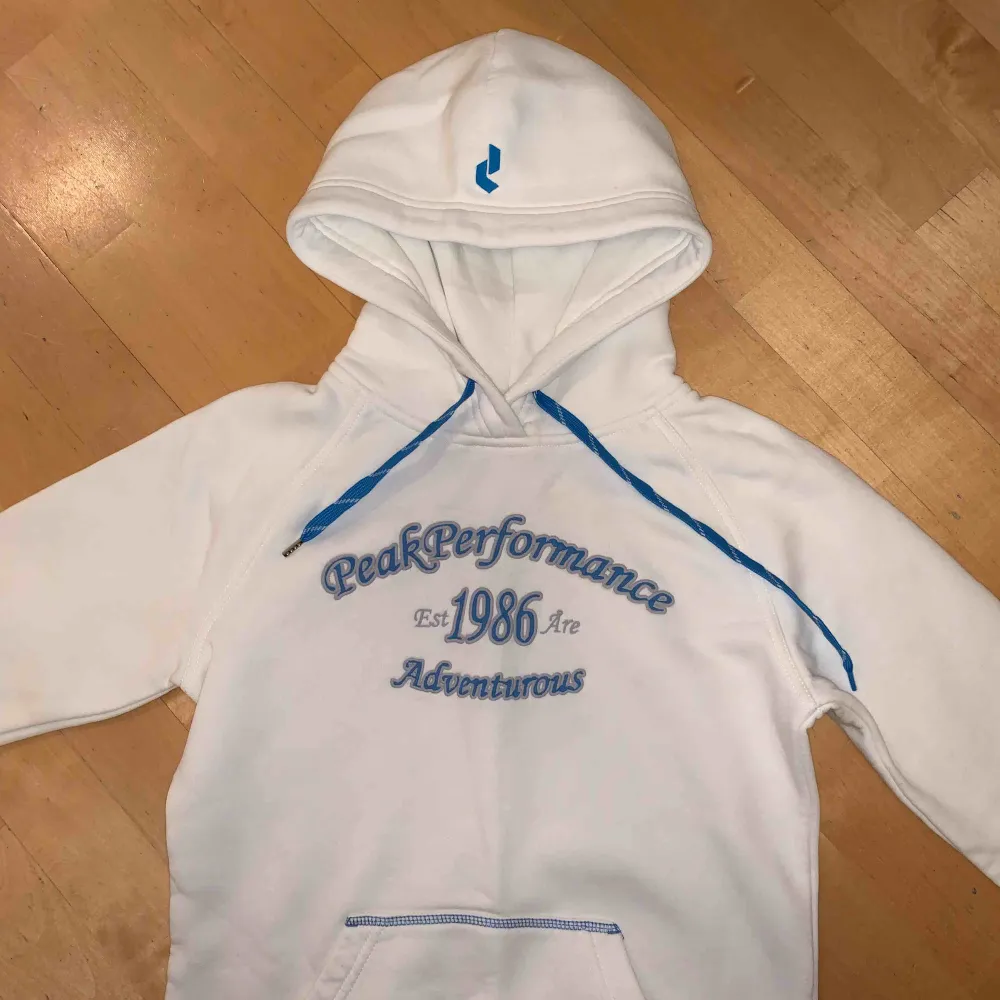 Peak Performance hoodie dam, Strl s men passar även xs. Tröjan är i nyskick, endast använd ett fåtal gånger.. Tröjor & Koftor.