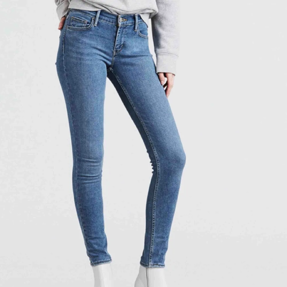Nya Levis 710 Hypersculpt Super Skinny Jeans  Spårbar frakt ingår. Köpte på svensk onlinebutik, orderbekräftelse kan skickas med. Nypris 1099kr. Jeans & Byxor.