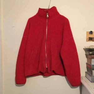  - Röd weekday fleece i s.  Bra skick 