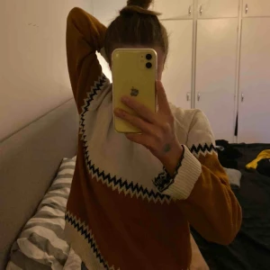  - Superfin tröja från TWOTHIRDS. Den är stl M menar som en Small (jag är XS/S, kolla bilderna) Skriv för fler bilder, ljuset blev konstig och därför kan det se ut som om tröjan har rosa fläckar på vissa ställen