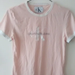  - Calvin klein tshirt endast provad strl s