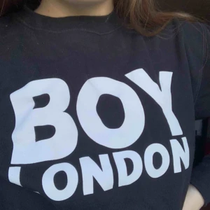  - Snygg stilren långärmad sweater, i väldigt bra skick