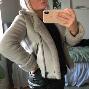  - Supersnygg jacka köpt i London på Bherska men kommer tyvärr inte till användning längre. Den är i mocka imitation. Väldigt fint skick! Frakt tillkommer 🌝