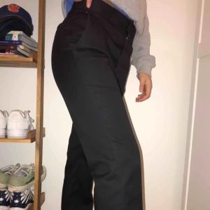  - Dickies byxor, nästan inte använda, köpte för 600 💞 inget fel på de, bara inte för mig! 