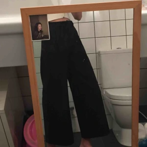  - Monki byxor som är vida och sitter bra på i midjan. 