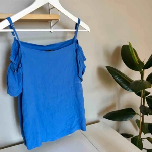  - Blå offshoulder blus från Massimo Dutti (äkta) OBS! Ostruken på bilden därav skrynklig