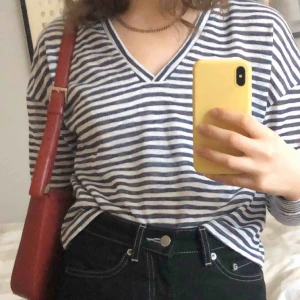  - tröja från Na-kd, köpt i sommras men använder den aldrig. Kan mötas upp i uppsala eller stockholm men annars står köparen för frakt.<3