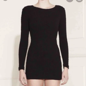  - acne klänning med skitsnygg behind! Utanpå dragkedja  fint skick  stl small passar även xs mkt stretchig  svart  skickas mot betalning 63 kr skicka lätt alt avhömtning majorna