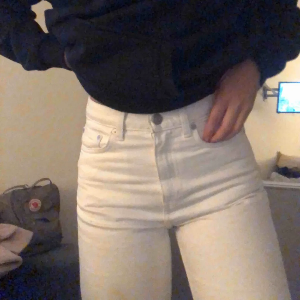 Snygga vita jeans från weekday i modellen voyage, i storlek 24/28. Säljer pga att de är för små och de är använda ett fåtal gånger💓köparen står för frakt!. Jeans & Byxor.