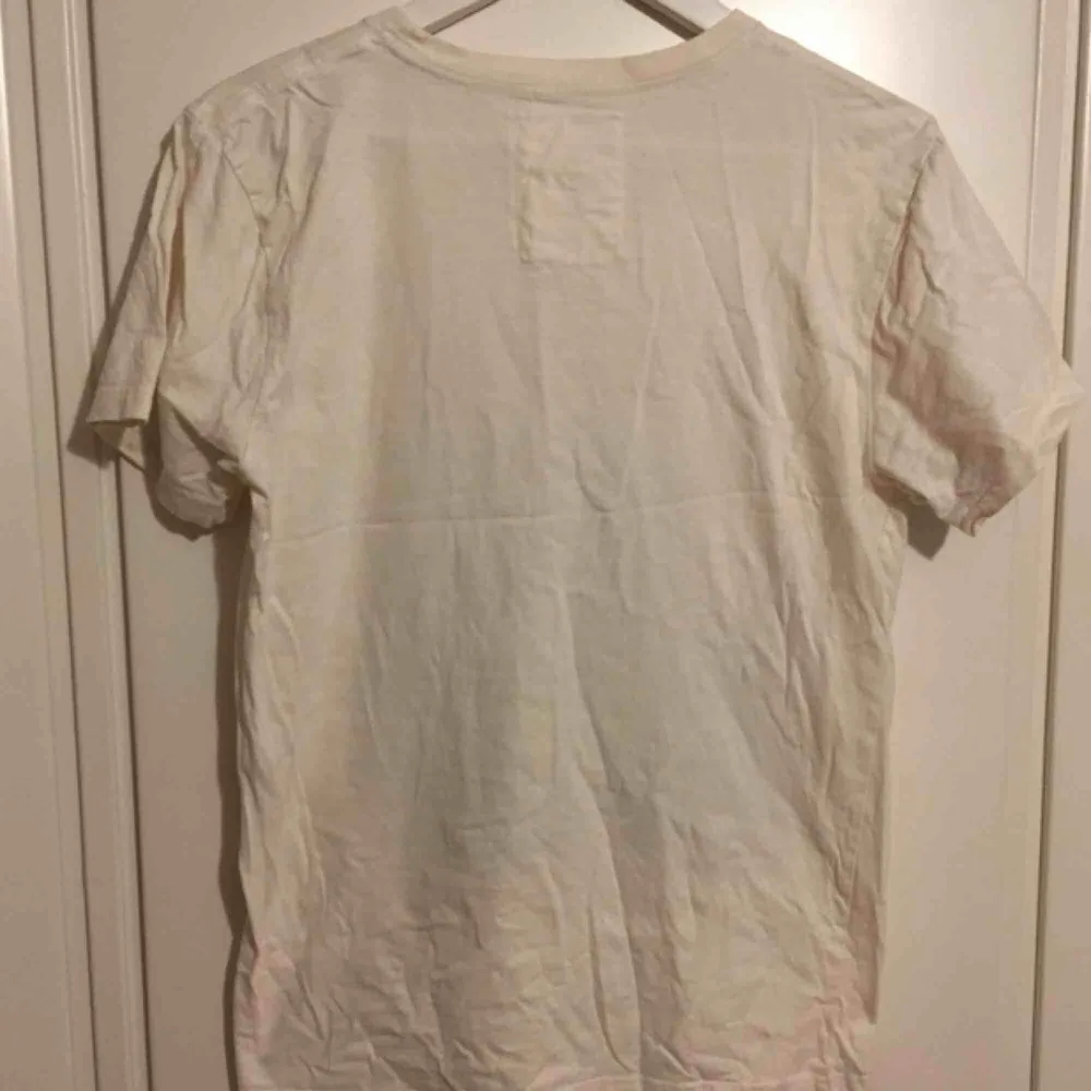 Dedicated T-shirt (Stl: M men är liten i storleken) Tryck på Will Smith från ”Fresh Prince of Bel-Air”  Original pris: 349kr. T-shirts.