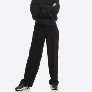  - Säljer de populära byxorna "Adriana" från BIKBOK. I absolut nyskick, använda endast en gång. Passar till allt och har snyggaste passformen i vid höfter å rumpa, vida från knäna. 💘👌 Jag har egentligen 34 i storlek men 36 passar både en 34a och en liten 36a. Köpta för 300 kr förra månaden.