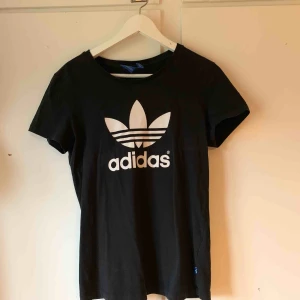  - Vanlig svart T-shirt från adidas, skönt material och i bra skick 