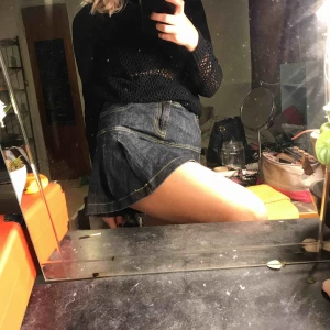  - Unik jeanskjol köpt i Berlin! Storleken säger 34 men är lite stor i midjan på mig så skulle säga en 38. ❤️